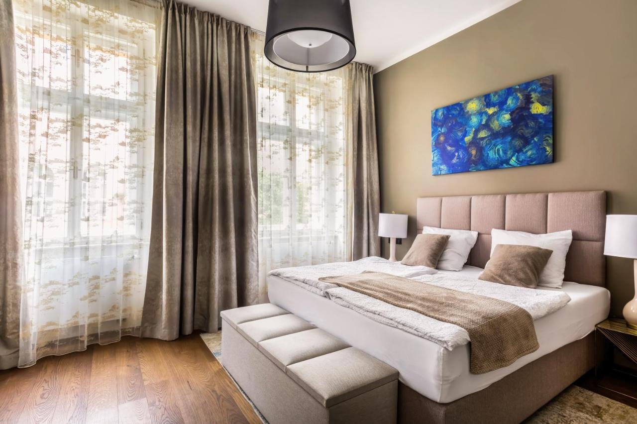 Luxury Riverside Apartment Prag